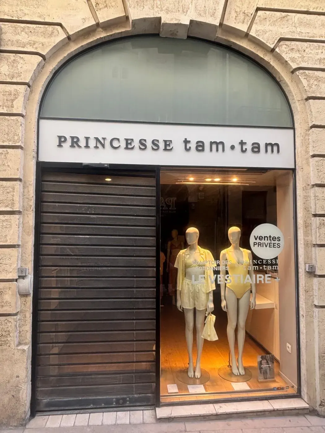 Installation et pose de rideau métallique à Marseille 12